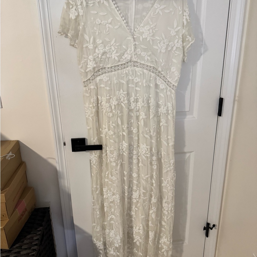 Elegant White Lace Maxi Dress - Picture 2 of 7